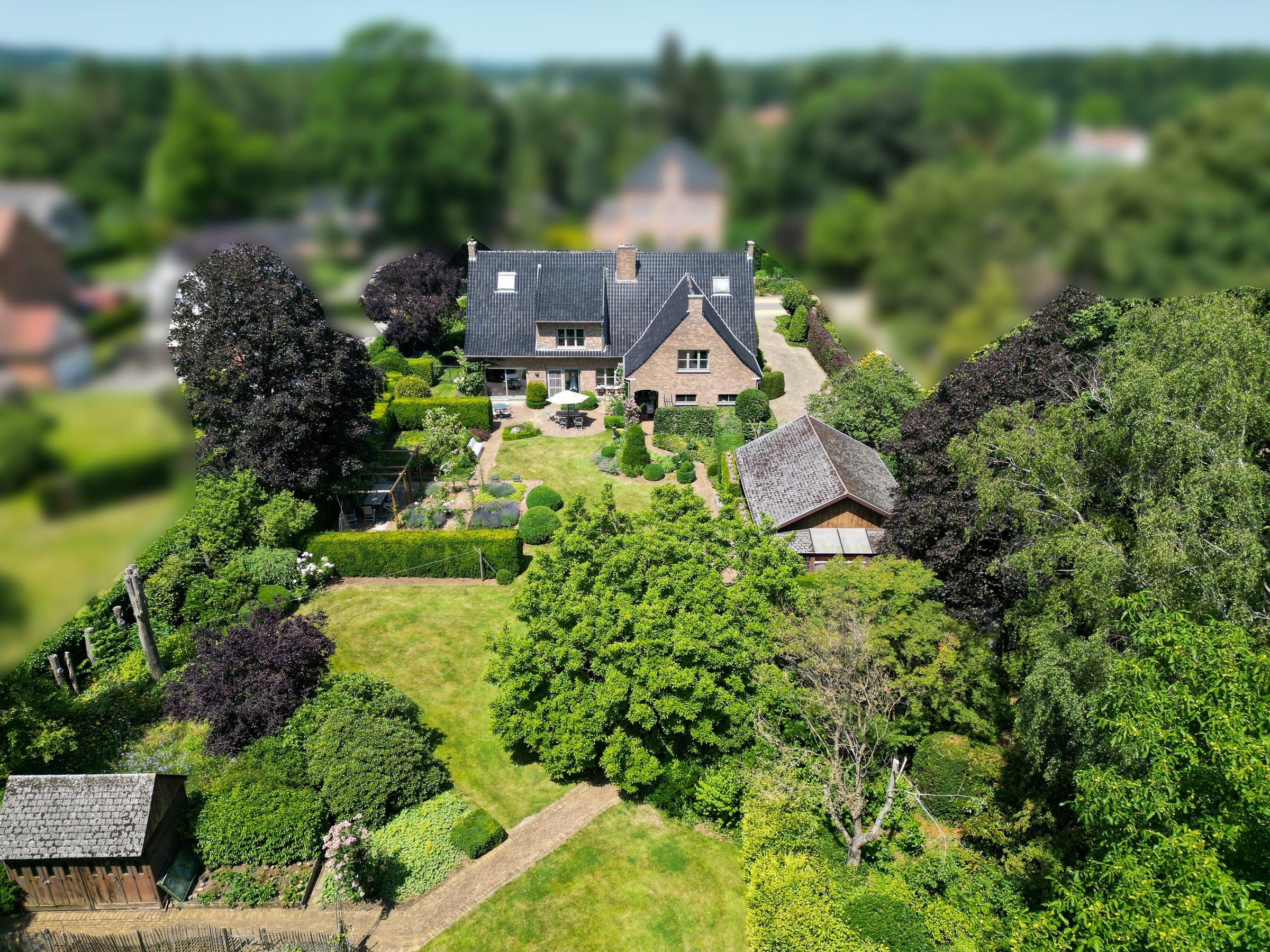Overzicht van een moderne woning vanuit de lucht