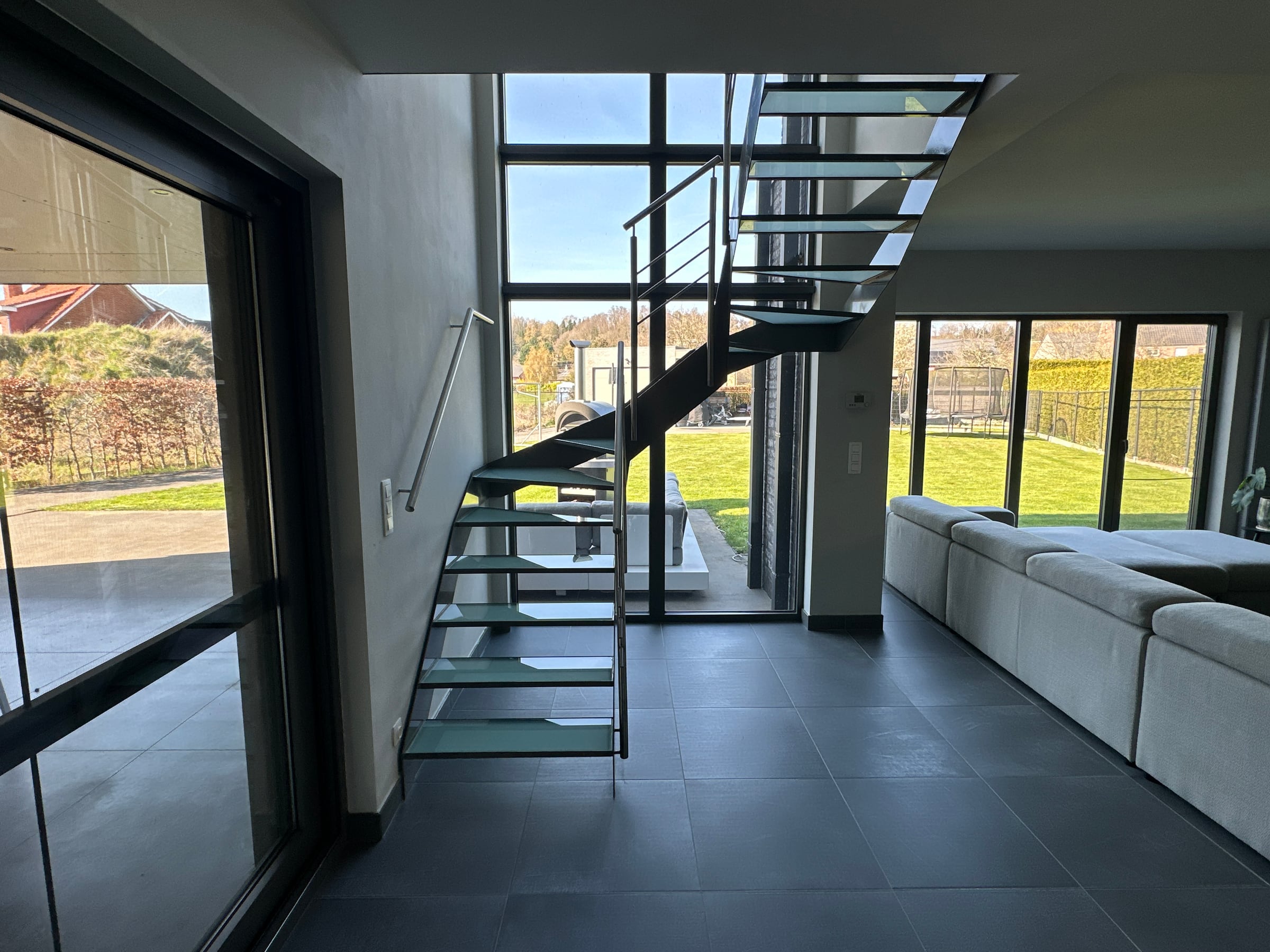 Architecturale trap in een modern interieur